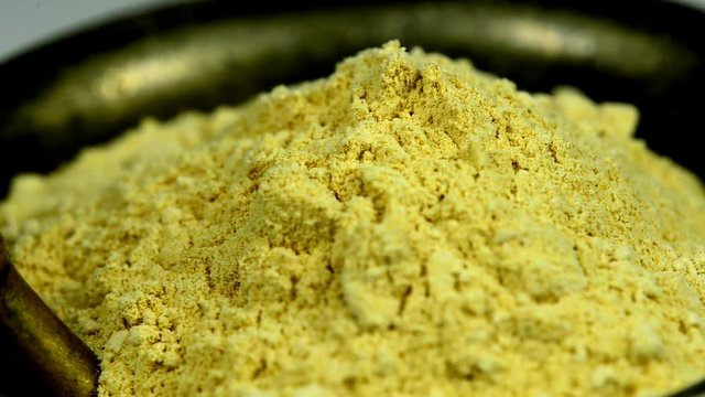 Maca auf einem Drehteller
