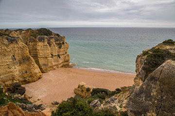 Fototapeta na wymiar Klippen und Sandstrände an der herrlichen Algarve - Küste, Portugal