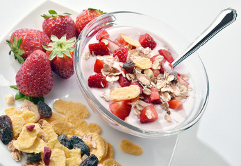 yogurt con fragole e muesli