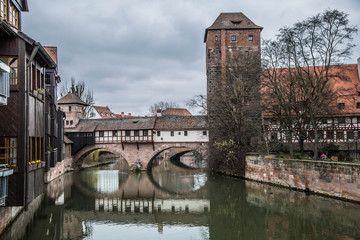 mittelalterlicher Brücke in Nürnberg mit Spiegelung im Fluss