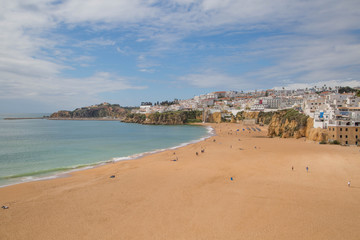 Fototapeta na wymiar Algarve, Albufeira mit rötlichem Strand und weißen, Häusern