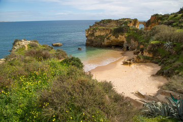 Klippen und Sandstrände an der herrlichen Algarve - Küste, Portugal