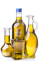 insieme di bottiglie con olio di oliva