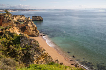 traumhafte, menschenleere Algarve Küste mit leuchtenden Felsen und glasklarem Meer