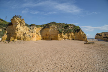 Fototapeta na wymiar traumhafte, menschenleere Algarve Küste mit leuchtenden Felsen und glasklarem Meer