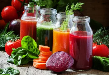 Photo sur Plexiglas Jus Quatre sortes de jus de légumes : rouge, bordeaux, orange, vert, en