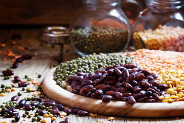 Dry purple beans, bean mix on plate, Vintage wood background, se