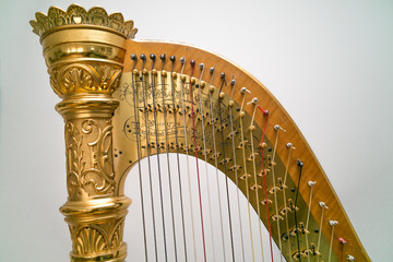 goldene Krone einer Harfe