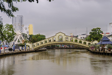 Fototapeta na wymiar sight of the river sungay melaka to its step along the city of Melaca, in Malaysia