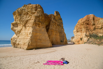zwei einsame Badetücher auf feinem, weißem, einsamem Sandstrand an der Algarve, Portugal
