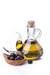 oliera con olio extravergine e olive nere