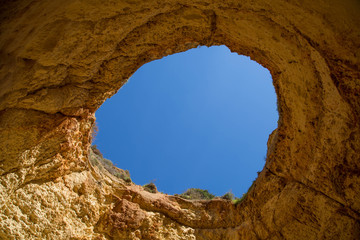 Loch in Felsen an der Decke an der Algarve, Portugal