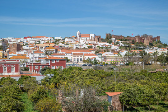 rote Burg und Stadtpanorama in Silves, Portugal