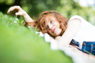 Schöne Frau im Gras