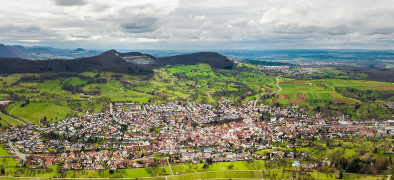 Blick auf Neuffen in der Schw&auml;bischen Alb von der Burg Hohenneuffen (Luftaufnahme)