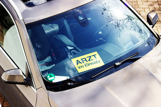 Auto mit "Arzt im Einsatz" - Hausbesuch beim Patienten