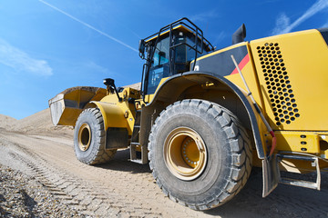 Obraz premium Radlader in einem Kieswerk - Tagebau
