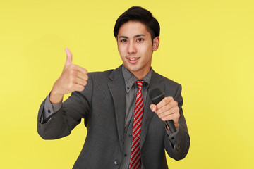 プレゼン中の笑顔のビジネスマン