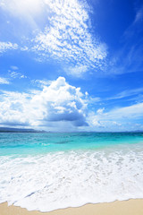 沖縄の美しい海とさわやかな空