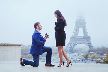 marry me, proposal in Paris near Eiffel Tower