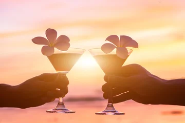 Crédence de cuisine en verre imprimé Cocktail tropical cocktails on the beach, couple of hands with glasses