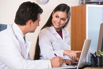 Obraz premium Two professional doctors brainstorming and sharing information