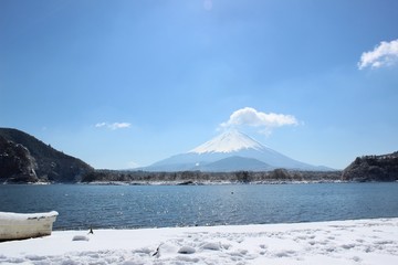 精進湖/雪で白く染まった富士山