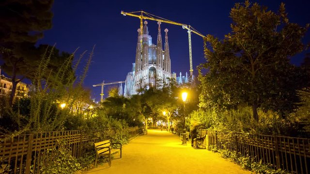 night light barcelona sagrada familia park motion 4k time lapse spain

