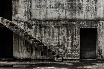 Obraz premium Opuszczony budynek mieszkający duch, horror ciemności i koncepcja tła halloween