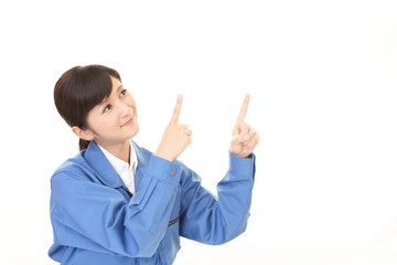 支持する女性作業員