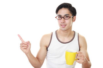 コーヒーを楽しむ男性