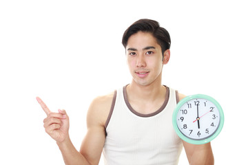 時計を持つ笑顔の青年