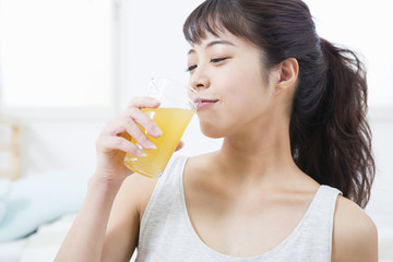 ジュースを飲む女性