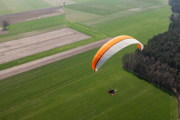 vue aérienne du paramoteur survolant les champs je
