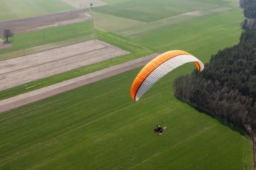 Crédence de cuisine en verre imprimé Sports aériens vue aérienne du paramoteur survolant les champs je