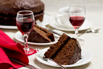 Gâteau au chocolat et verres de vin.