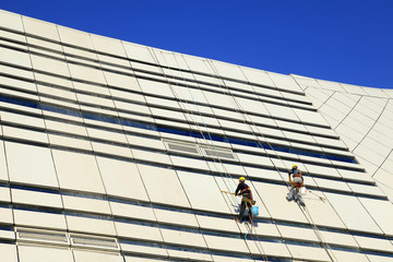 Naklejka premium Workers wash the modern office building