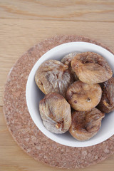 fichi secchi in una ciotola su tavolo di legno