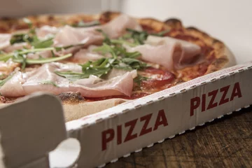 Papier Peint photo Lavable Pizzeria Pizza farcie en carton à emporter avec le mot Pizza
