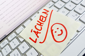 Notiz auf Computer Tastatur: Lächeln