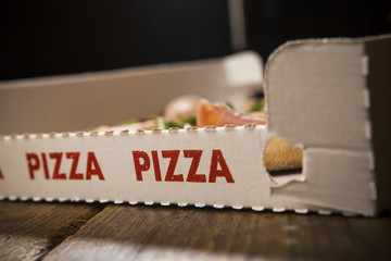 Dettaglio Cartone Pizza con scritta e Pizza che si intravede