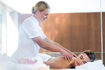 Obraz na płótnie Canvas Woman receiving a back massage