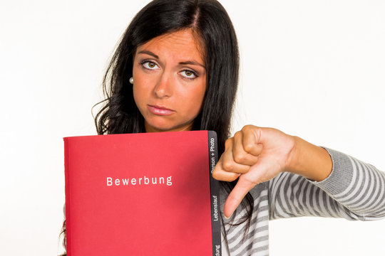Frau mit Bewerbungsmappe