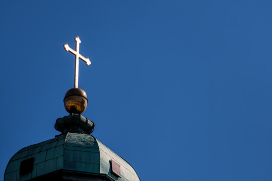 Lateinisches Kreuz auf einem Dach
