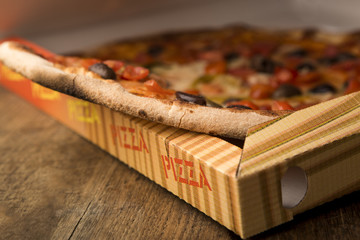 Dettaglio Cartone Pizza con scritta e Pizza che si intravede