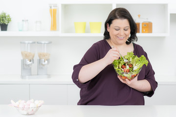adipöse junge frau ernährt sicht gesund mit salat