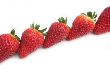 fila di fragole isolate su sfondo bianco