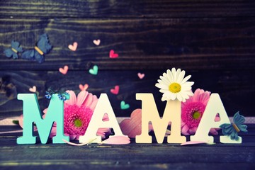 Muttertag - Mama - Buchstaben - Muttertagskarte