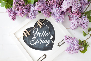 tło- bukiet kwiatów bzu lerzący na deskach, tabliczka z napisem i napis love © BarbaraKrupa