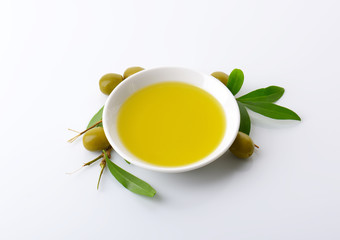 Obraz na płótnie Canvas Bowl of olive oil